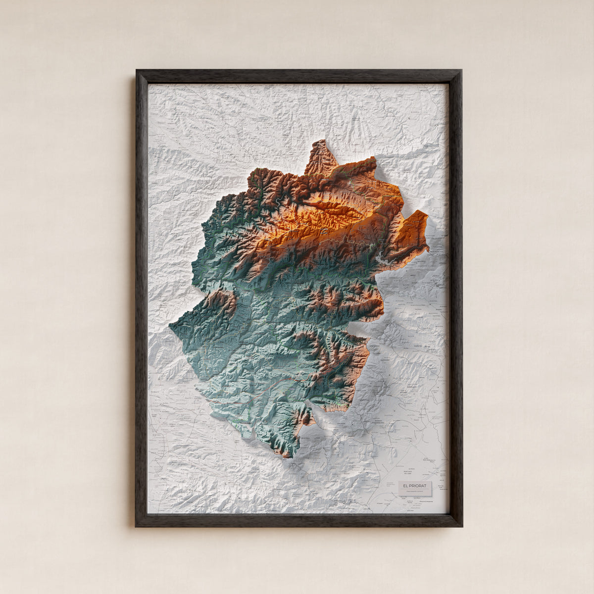 Mapa de relieve del Priorat, con el territorio en color y el entorno en blanco. Presentación con marco. 70 × 100 cm. Estilo Azul y naranja.