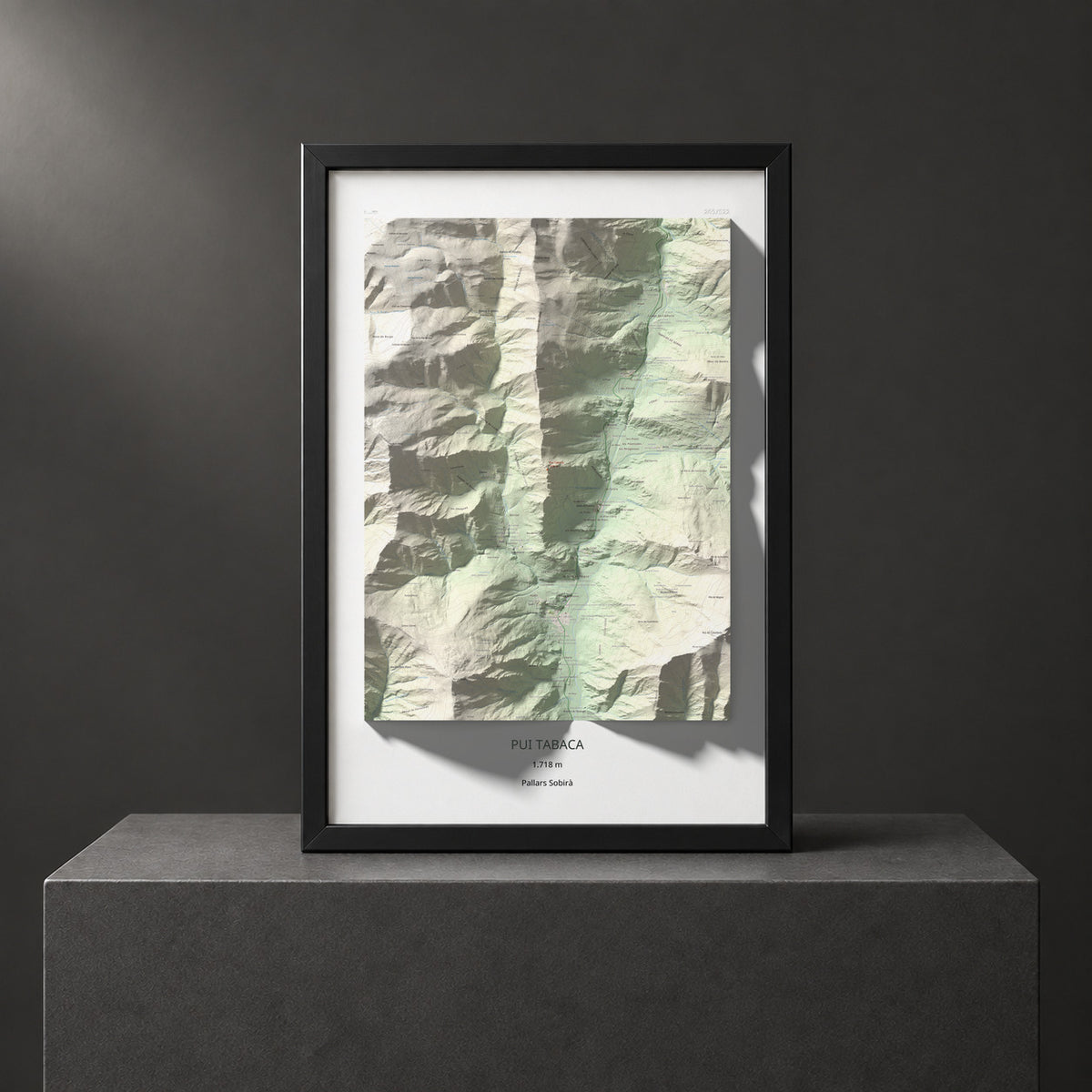 Mapa de relieve de Pui Tabaca, 1718 m, Pallars Sobirà, lámina 100 Cims de Trobart. Presentación enmarcada. 61 × 91 cm.