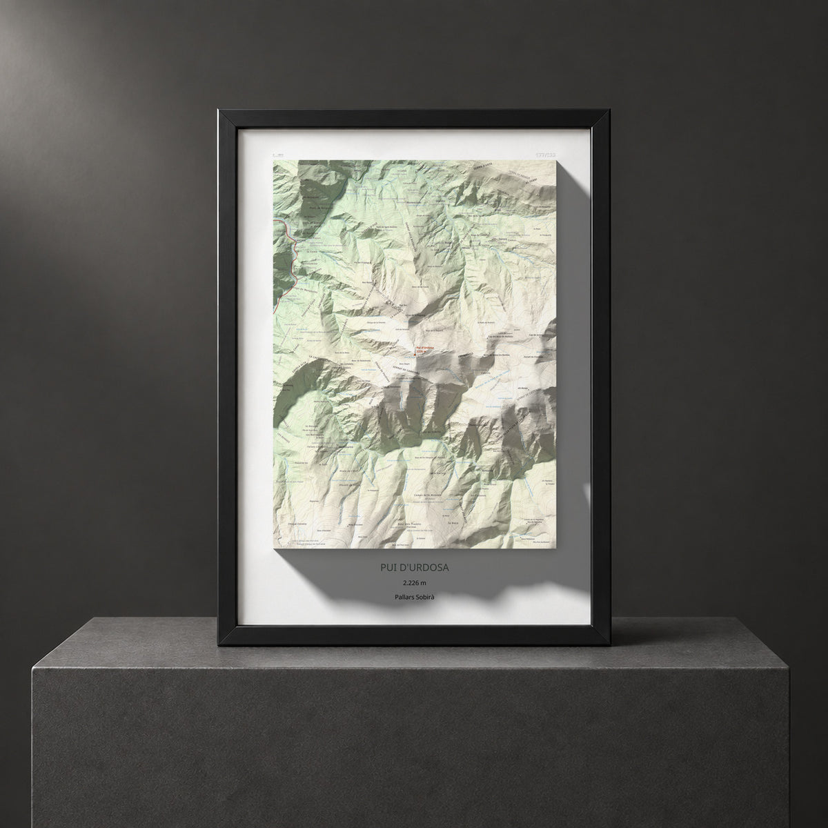Mapa de relieve de Pui d'Urdosa, 2226 m, Pallars Sobirà, lámina 100 Cims de Trobart. Presentación enmarcada. 50 × 70 cm.