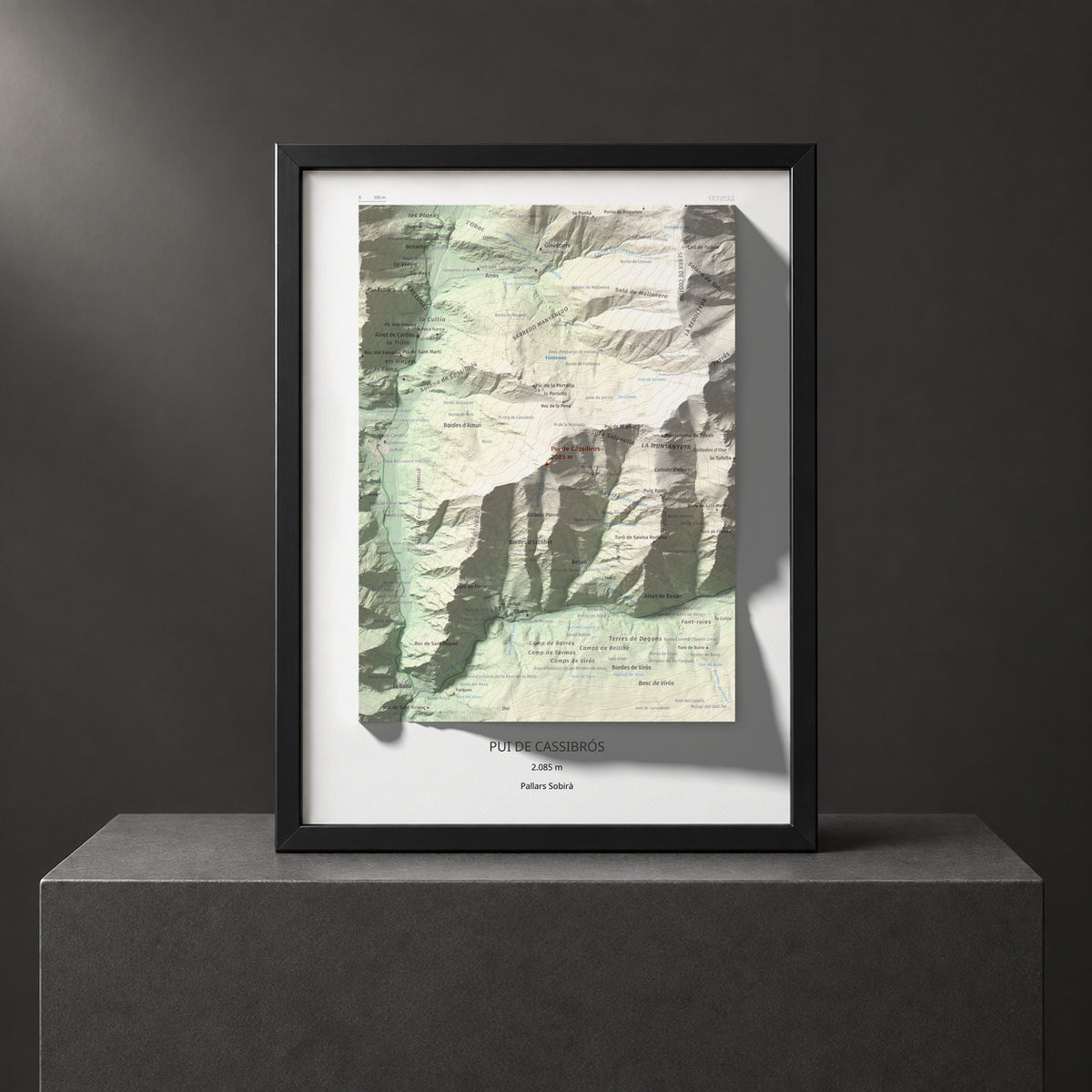 Mapa de relieve de Pui de Cassibrós, 2085 m, Pallars Sobirà, lámina 100 Cims de Trobart. Presentación enmarcada. 30 × 40 cm.