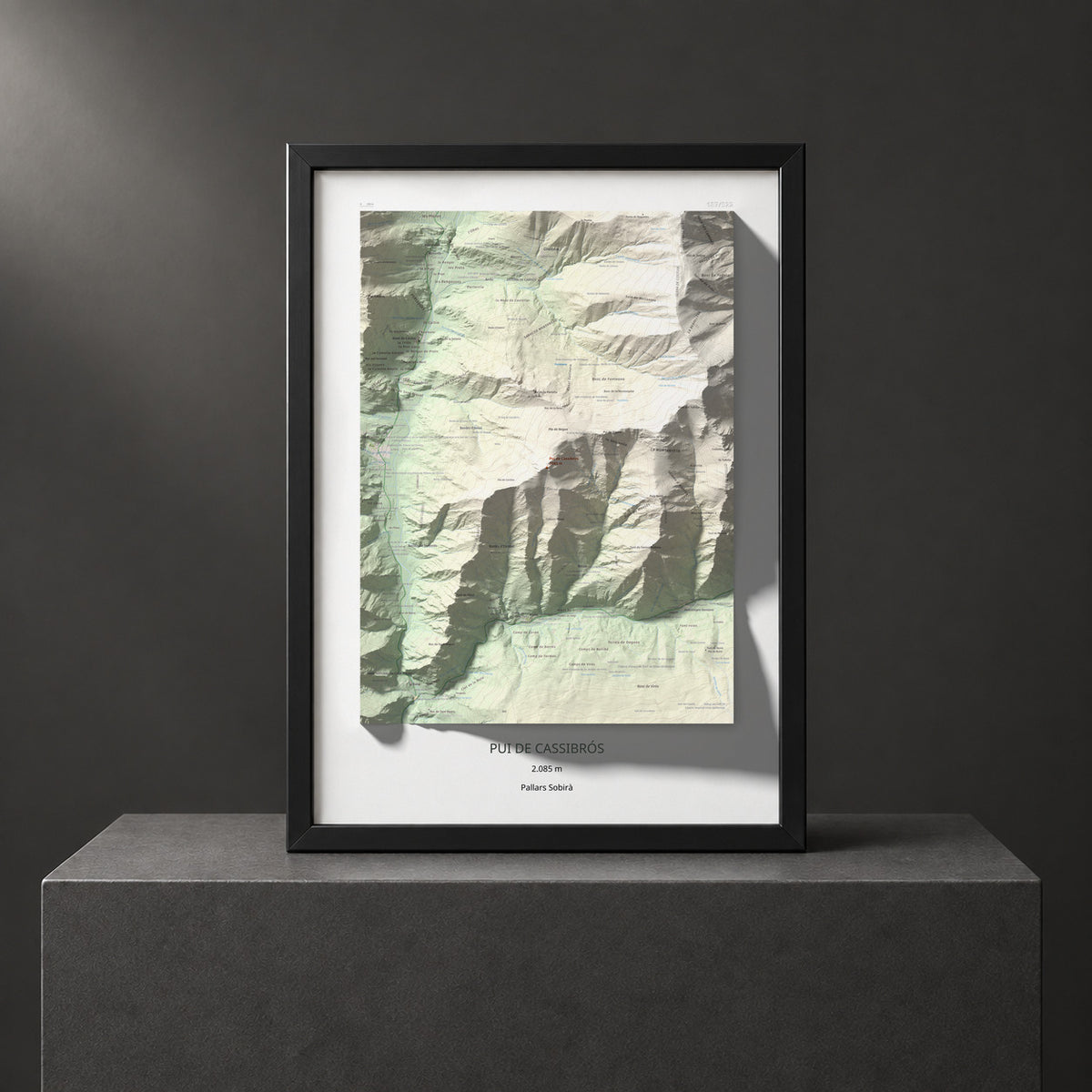 Mapa de relieve de Pui de Cassibrós, 2085 m, Pallars Sobirà, lámina 100 Cims de Trobart. Presentación enmarcada. 50 × 70 cm.