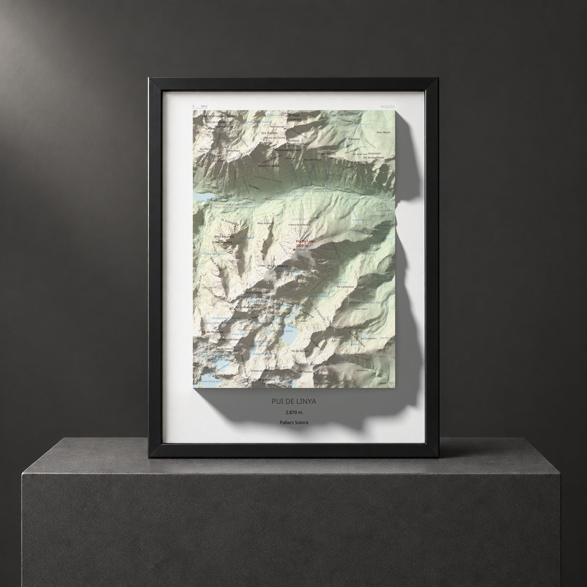 Mapa de relieve de Pui de Linya, 2870 m, Pallars Sobirà, lámina 100 Cims de Trobart. Presentación enmarcada. 30 × 40 cm.