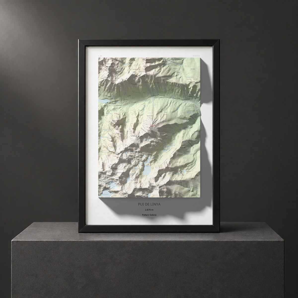 Mapa de relieve de Pui de Linya, 2870 m, Pallars Sobirà, lámina 100 Cims de Trobart. Presentación enmarcada. 50 × 70 cm.