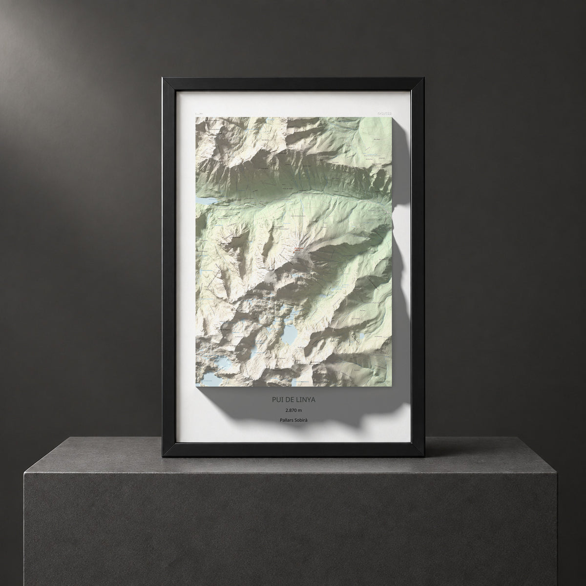 Mapa de relieve de Pui de Linya, 2870 m, Pallars Sobirà, lámina 100 Cims de Trobart. Presentación enmarcada. 61 × 91 cm.