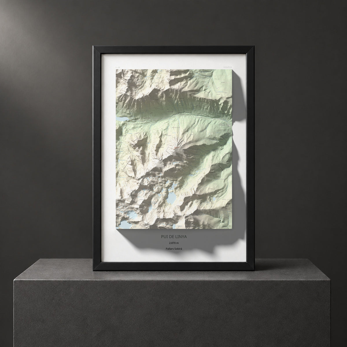 Mapa de relieve de Pui de Linya, 2870 m, Pallars Sobirà, lámina 100 Cims de Trobart. Presentación enmarcada. 70 × 100 cm.