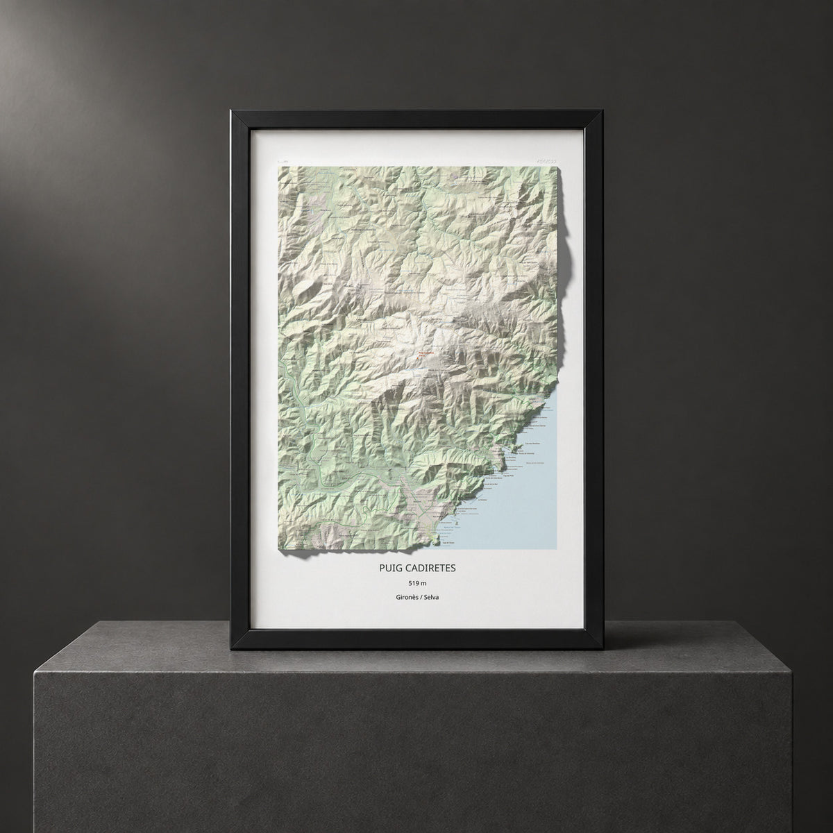 Mapa de relieve de Puig Cadiretes, 519 m, Gironès · Selva, lámina 100 Cims de Trobart. Presentación enmarcada. 61 × 91 cm.