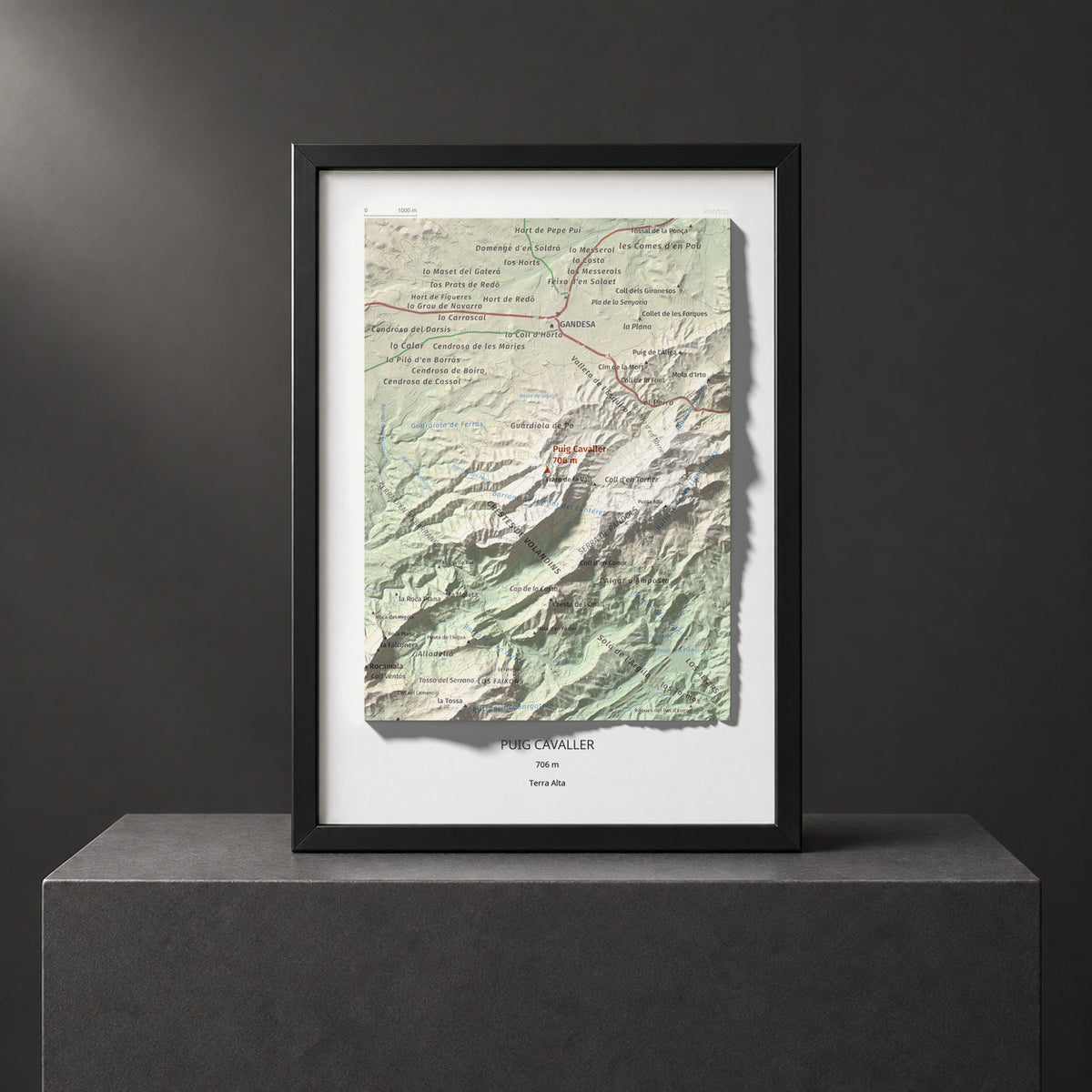Mapa topográfico del relieve: Puig Cavaller, 706 m. Presentación enmarcada. 21 × 30 cm.