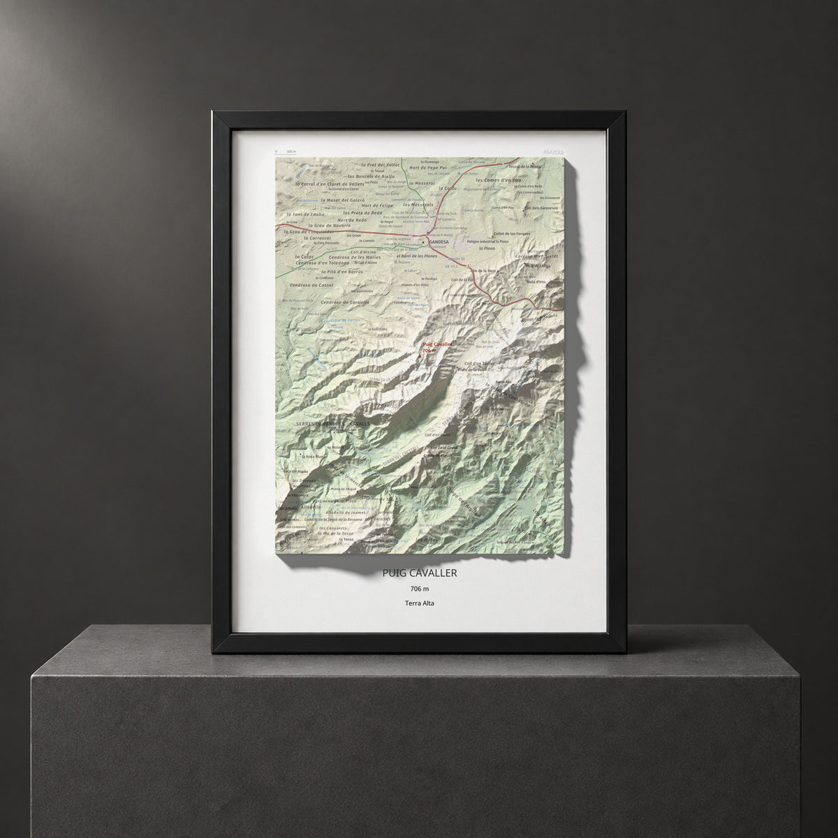 Mapa topográfico del relieve: Puig Cavaller, 706 m. Presentación enmarcada. 30 × 40 cm.