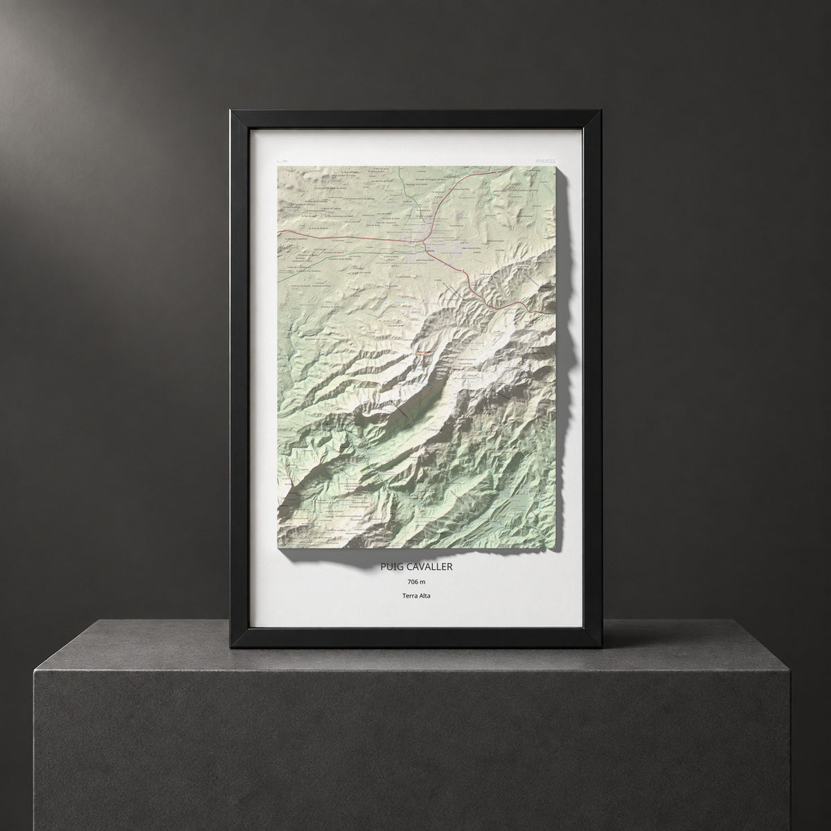 Mapa topográfico del relieve: Puig Cavaller, 706 m. Presentación enmarcada. 61 × 91 cm.