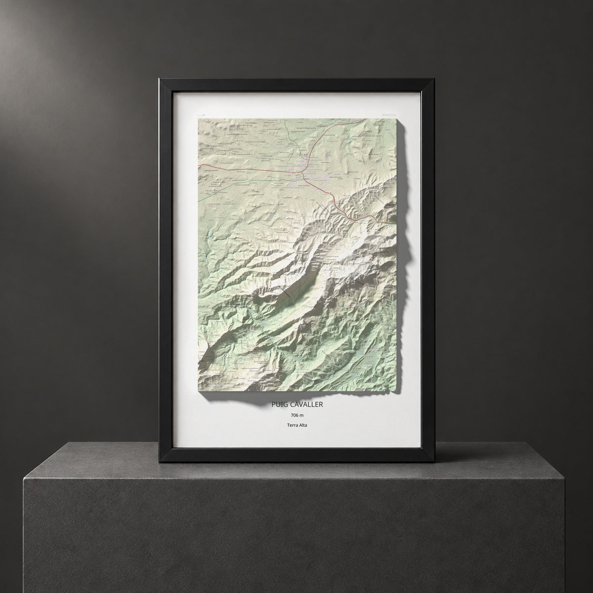 Mapa topográfico del relieve: Puig Cavaller, 706 m. Presentación enmarcada. 70 × 100 cm.