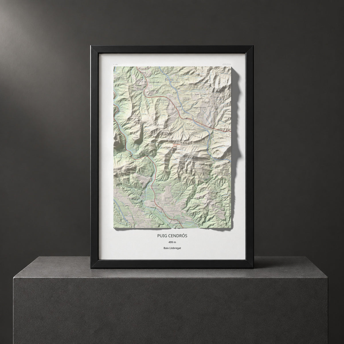 Mapa de relieve de Puig Cendrós, 499 m, Baix Llobregat, lámina 100 Cims de Trobart. Presentación enmarcada. 50 × 70 cm.