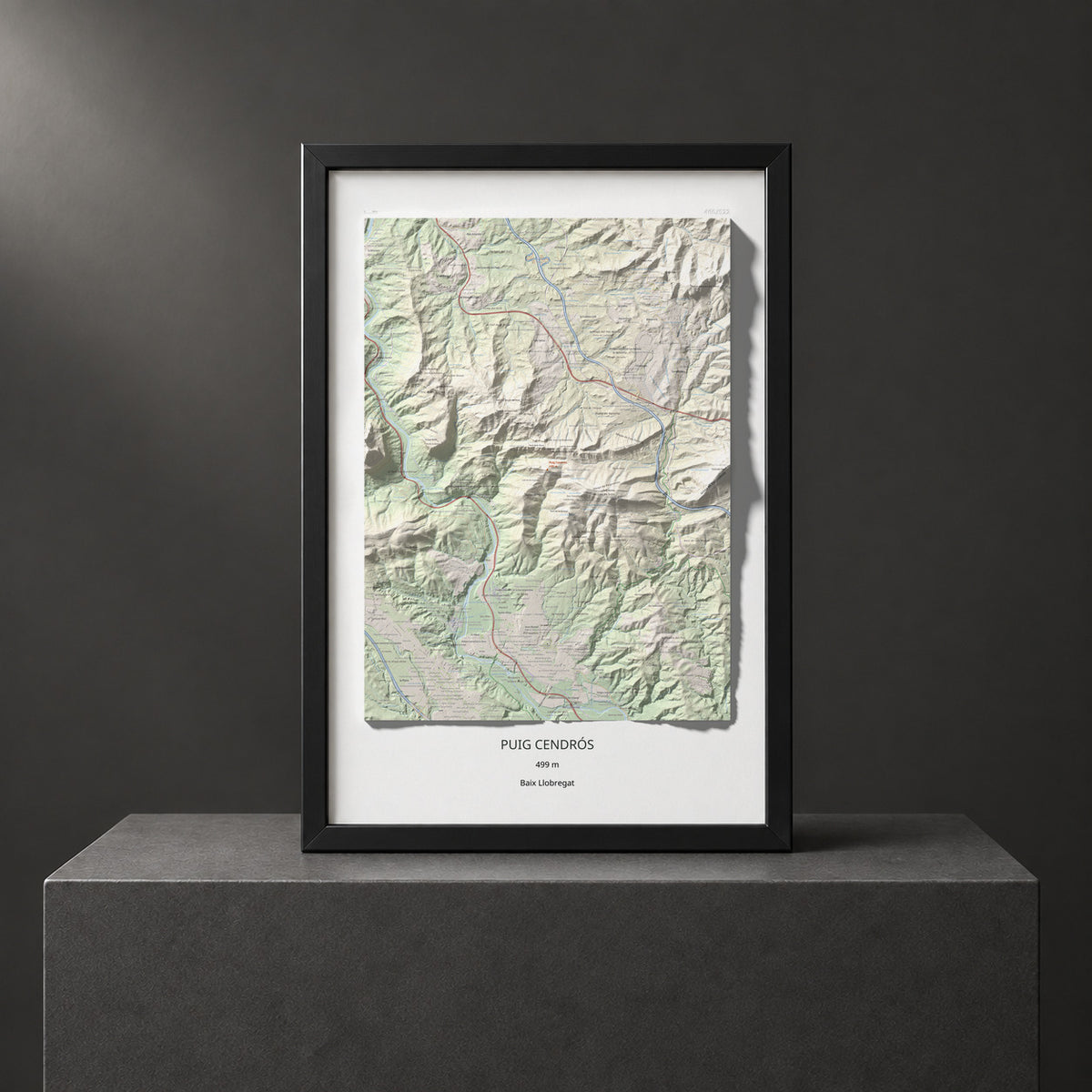 Mapa de relieve de Puig Cendrós, 499 m, Baix Llobregat, lámina 100 Cims de Trobart. Presentación enmarcada. 61 × 91 cm.