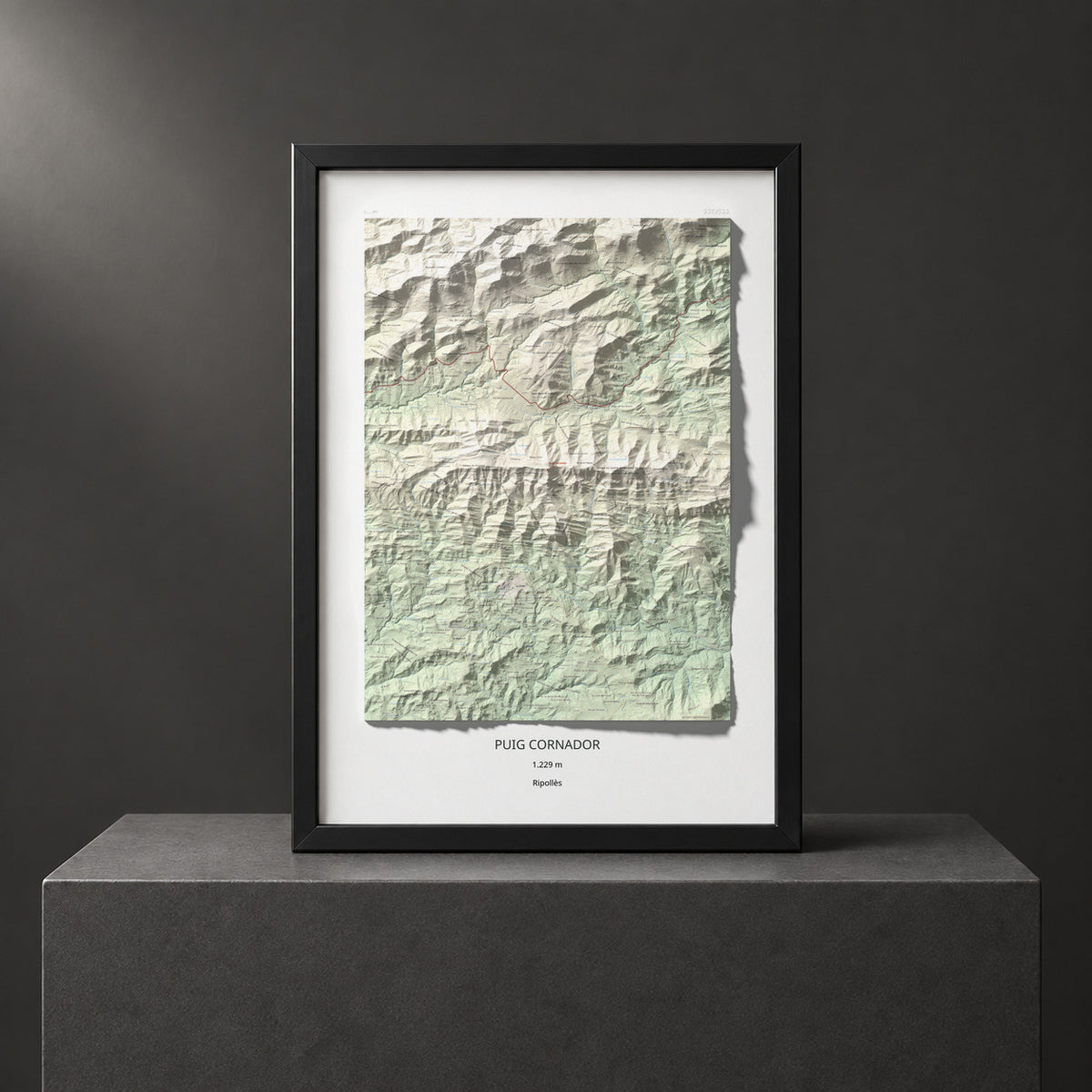 Mapa de relieve de Puig Cornador, 1229 m, Ripollès, lámina 100 Cims de Trobart. Presentación enmarcada. 70 × 100 cm.
