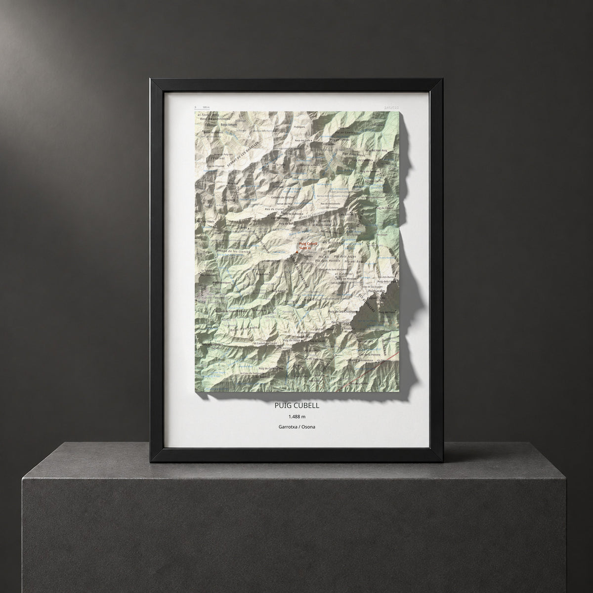 Mapa de relieve de Puig Cubell, 1488 m, Garrotxa · Osona, lámina 100 Cims de Trobart. Presentación enmarcada. 30 × 40 cm.