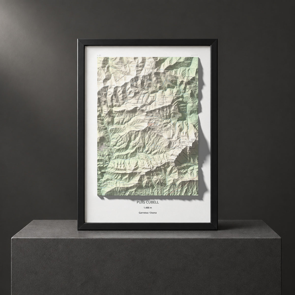 Mapa de relieve de Puig Cubell, 1488 m, Garrotxa · Osona, lámina 100 Cims de Trobart. Presentación enmarcada. 50 × 70 cm.