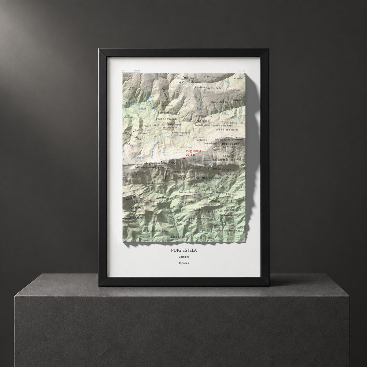 Mapa de relieve de Puig Estela, 2013 m, Ripollès, lámina 100 Cims de Trobart. Presentación enmarcada. 21 × 30 cm.