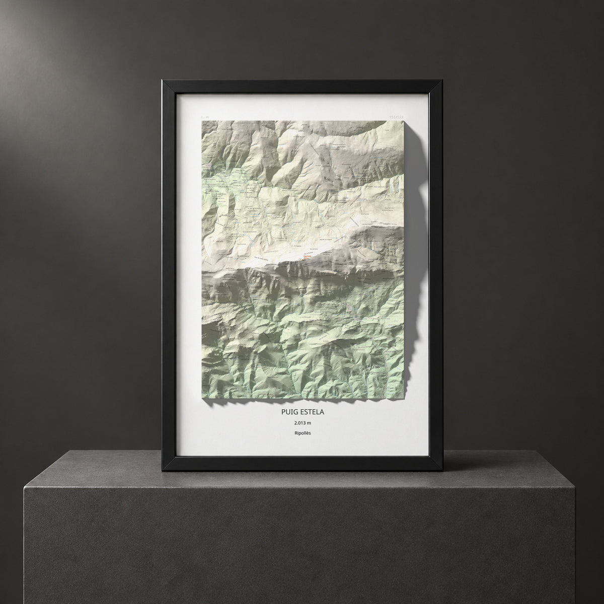 Mapa de relieve de Puig Estela, 2013 m, Ripollès, lámina 100 Cims de Trobart. Presentación enmarcada. 70 × 100 cm.