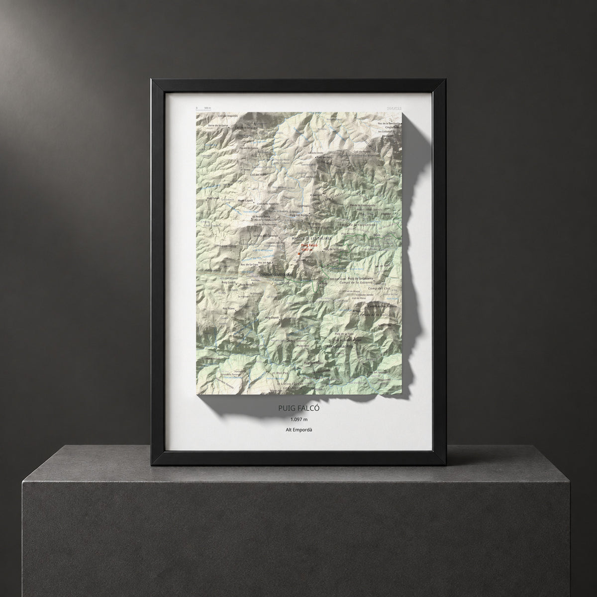 Mapa de relieve de Puig Falcó, 1097 m, Alt Empordà, lámina 100 Cims de Trobart. Presentación enmarcada. 30 × 40 cm.