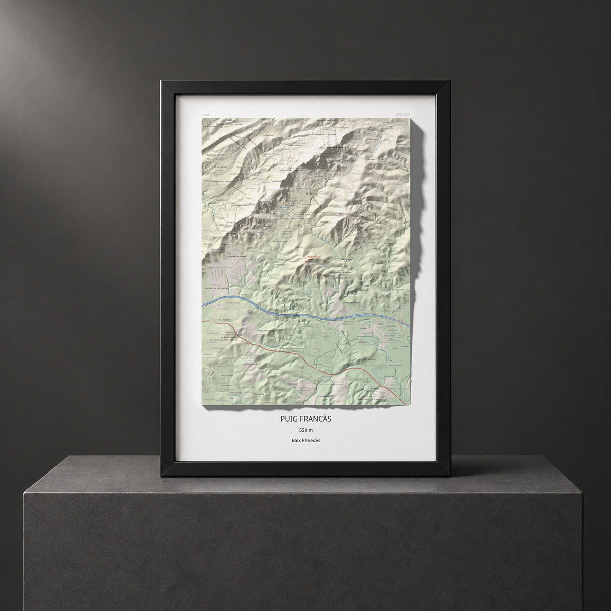 Mapa de relieve de Puig Francàs, 551 m, Baix Penedès, lámina 100 Cims de Trobart. Presentación enmarcada. 50 × 70 cm.