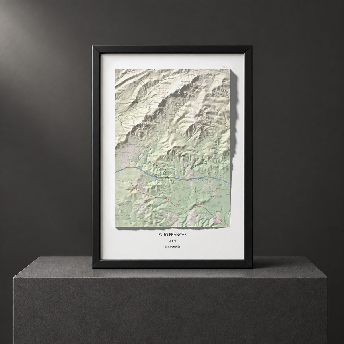 Mapa de relieve de Puig Francàs, 551 m, Baix Penedès, lámina 100 Cims de Trobart. Presentación enmarcada. 70 × 100 cm.