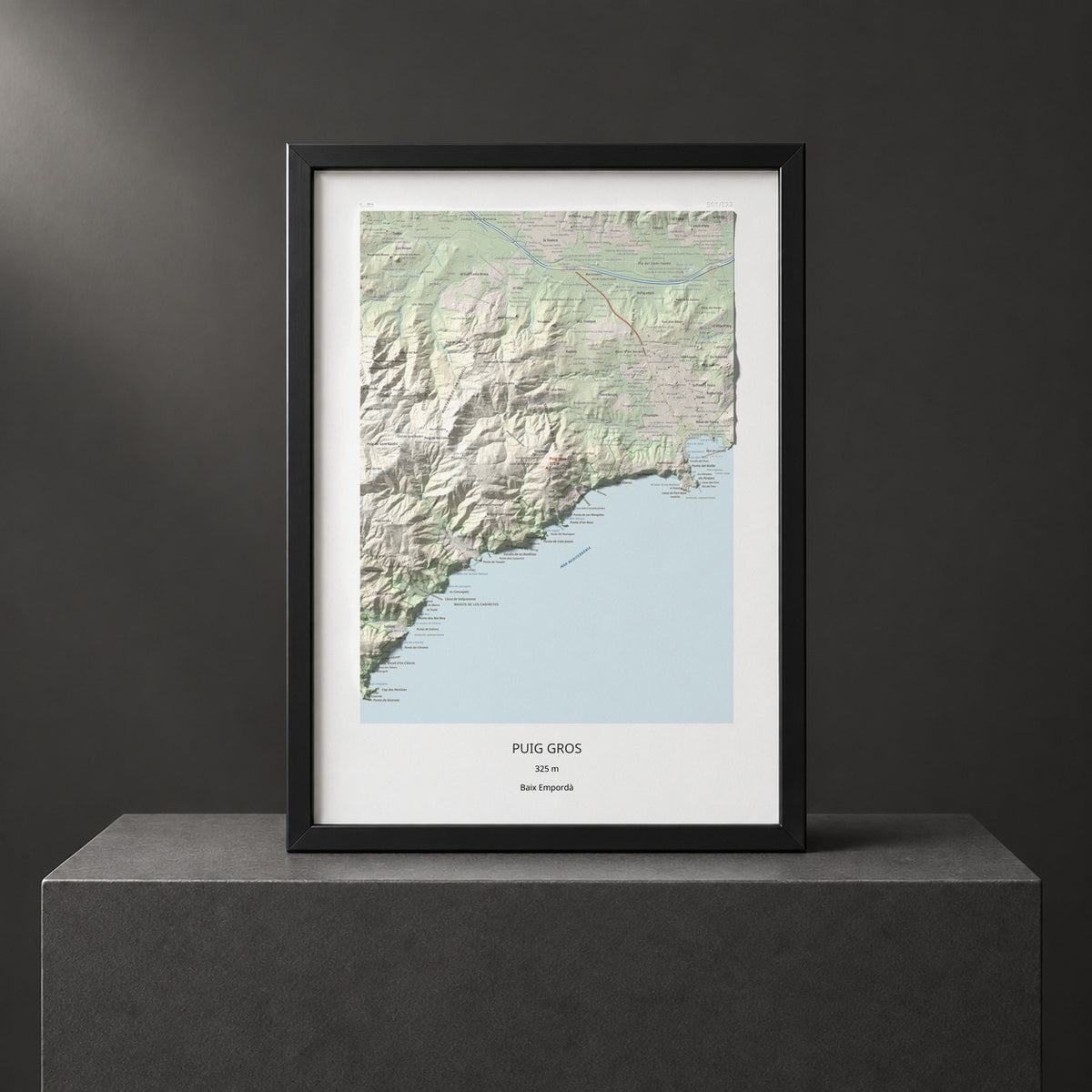 Mapa de relieve de Puig Gros, 325 m, Baix Empordà, lámina 100 Cims de Trobart. Presentación enmarcada. 50 × 70 cm.
