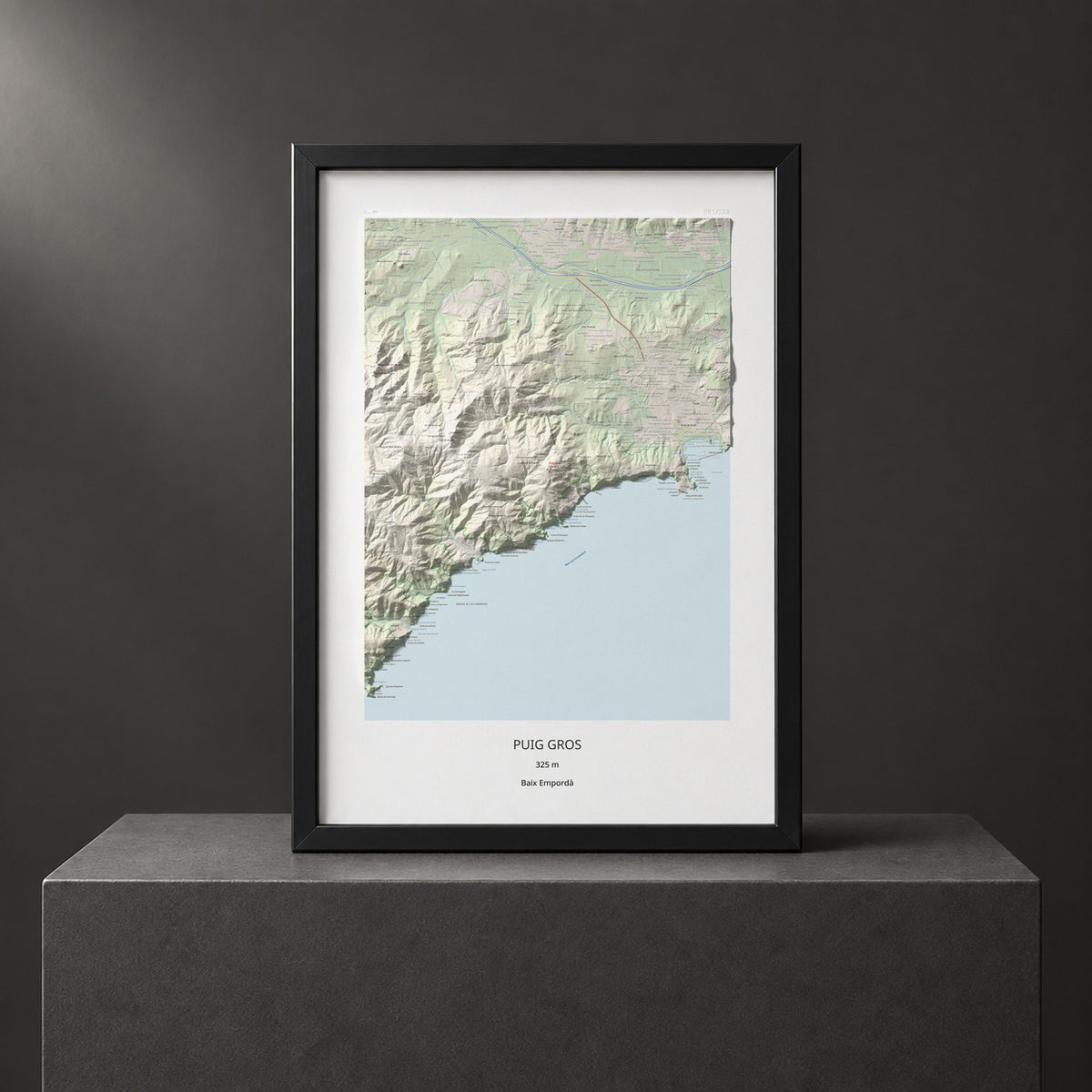 Mapa de relieve de Puig Gros, 325 m, Baix Empordà, lámina 100 Cims de Trobart. Presentación enmarcada. 70 × 100 cm.
