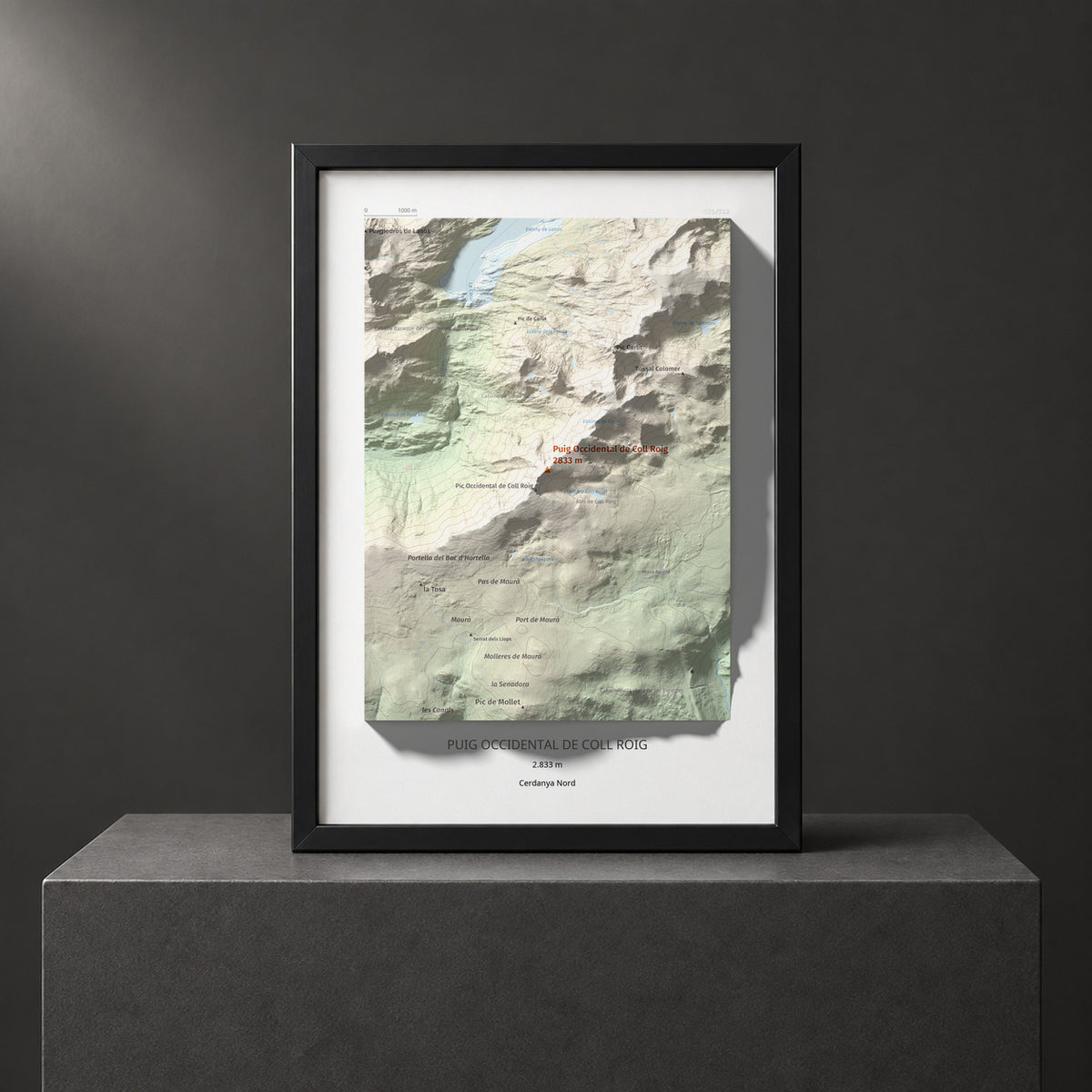 Mapa de relieve de Puig Occidental de Coll Roig, 2833 m, Cerdanya Nord, lámina 100 Cims de Trobart. Presentación enmarcada. 21 × 30 cm.