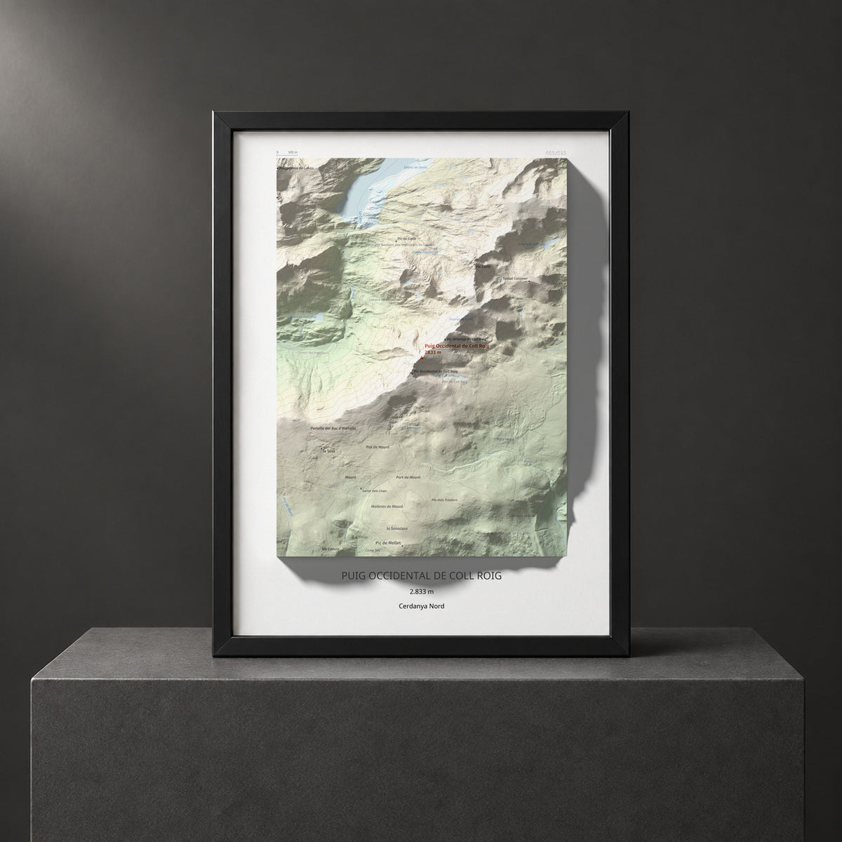 Mapa de relieve de Puig Occidental de Coll Roig, 2833 m, Cerdanya Nord, lámina 100 Cims de Trobart. Presentación enmarcada. 30 × 40 cm.