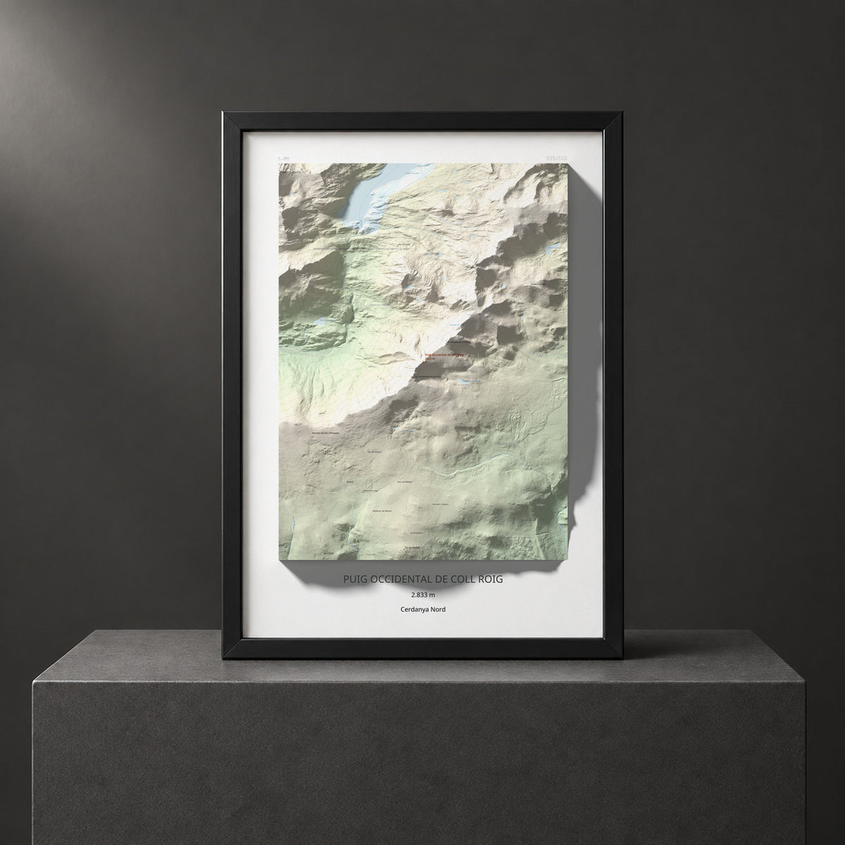 Mapa de relieve de Puig Occidental de Coll Roig, 2833 m, Cerdanya Nord, lámina 100 Cims de Trobart. Presentación enmarcada. 50 × 70 cm.