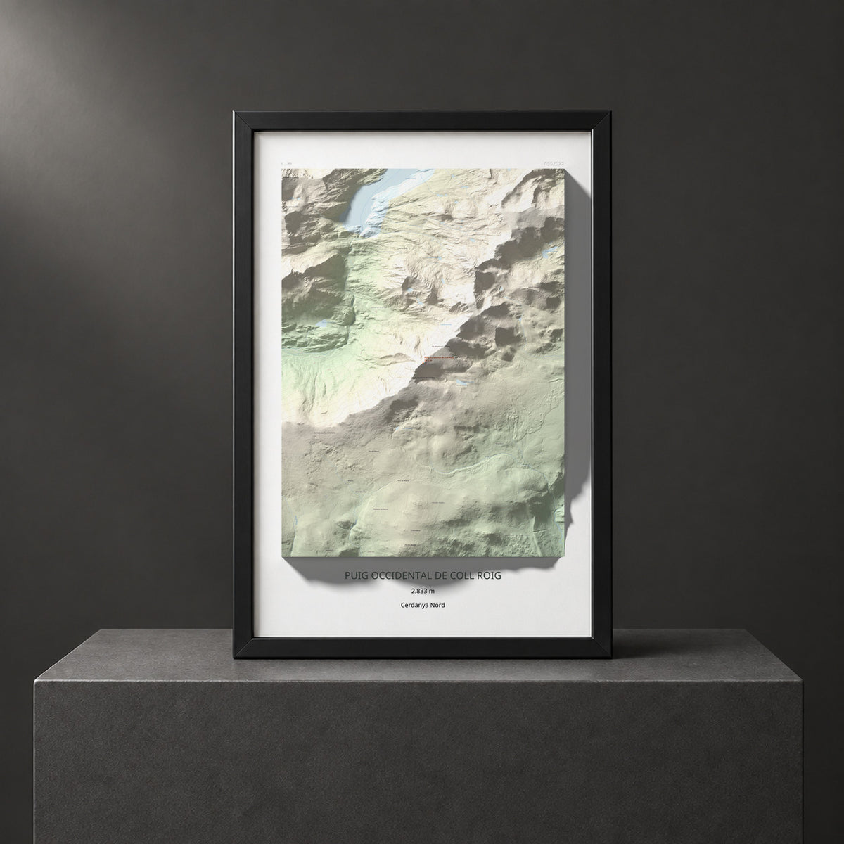 Mapa de relieve de Puig Occidental de Coll Roig, 2833 m, Cerdanya Nord, lámina 100 Cims de Trobart. Presentación enmarcada. 61 × 91 cm.