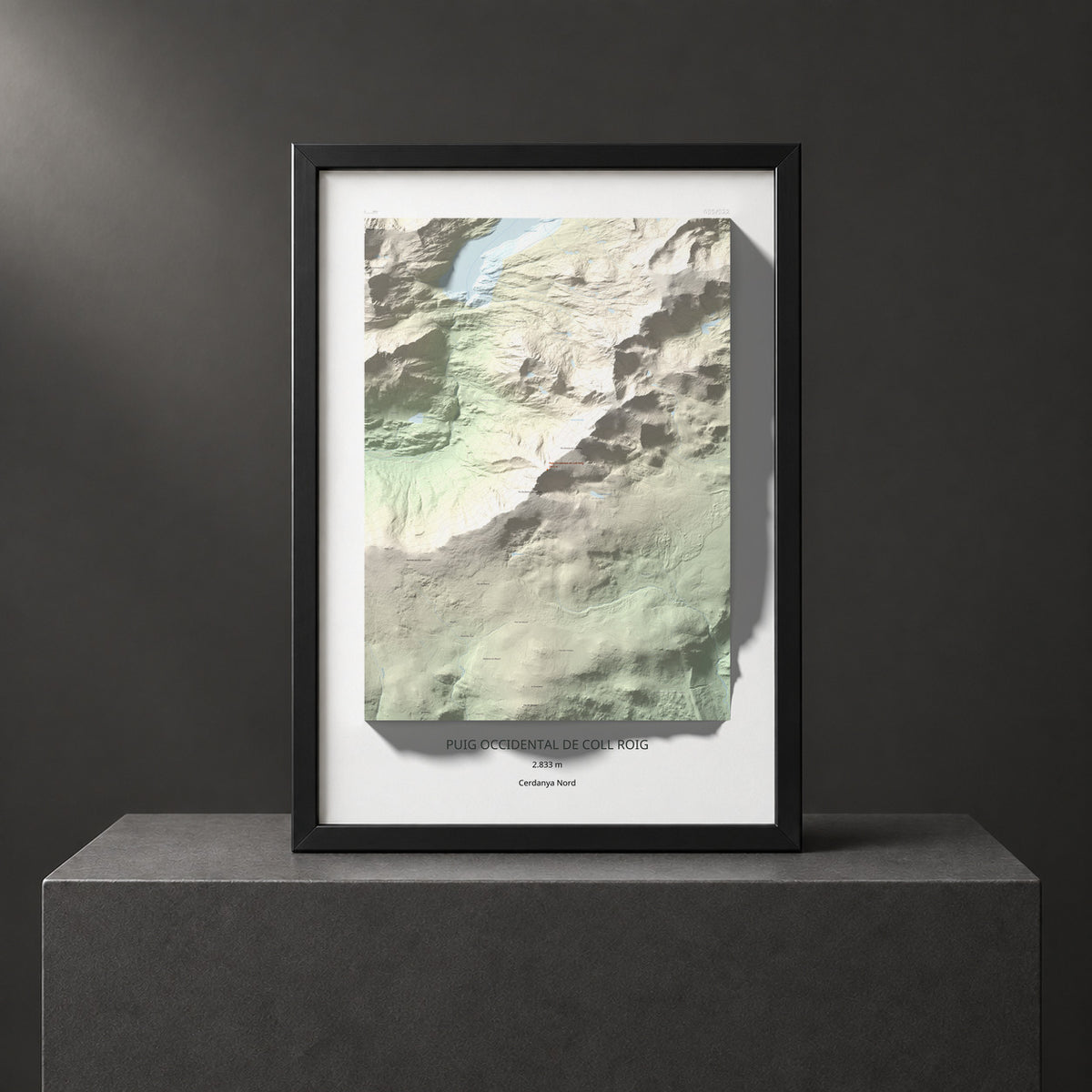 Mapa de relieve de Puig Occidental de Coll Roig, 2833 m, Cerdanya Nord, lámina 100 Cims de Trobart. Presentación enmarcada. 70 × 100 cm.