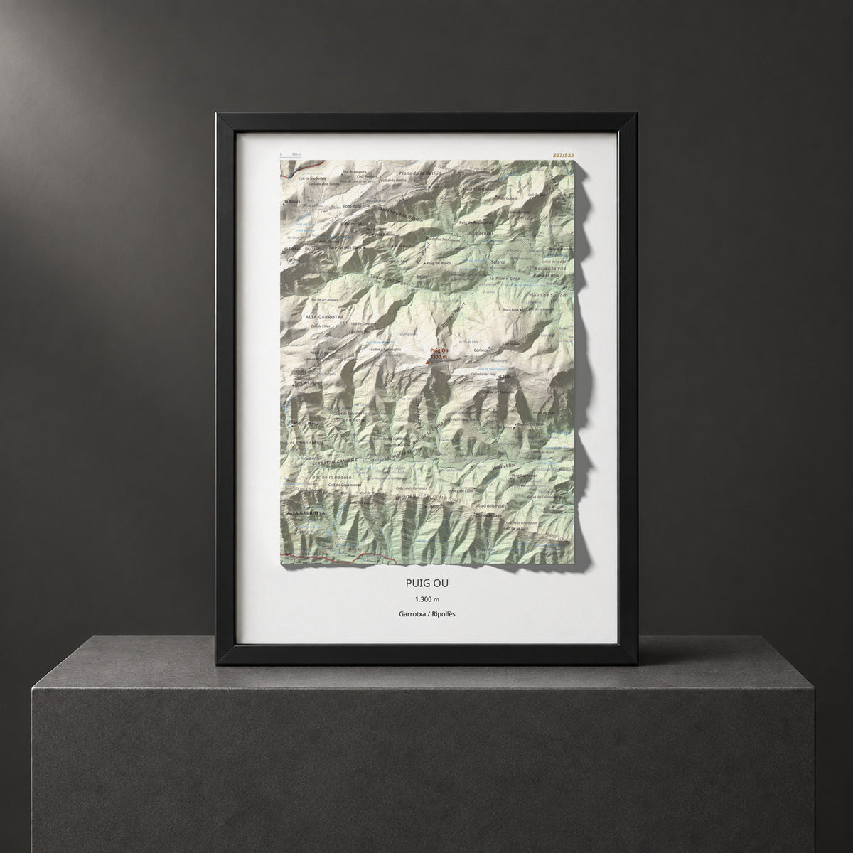Mapa de relieve de Puig Ou, 1300 m, Garrotxa · Ripollès, lámina 100 Cims de Trobart. Presentación enmarcada. 30 × 40 cm.