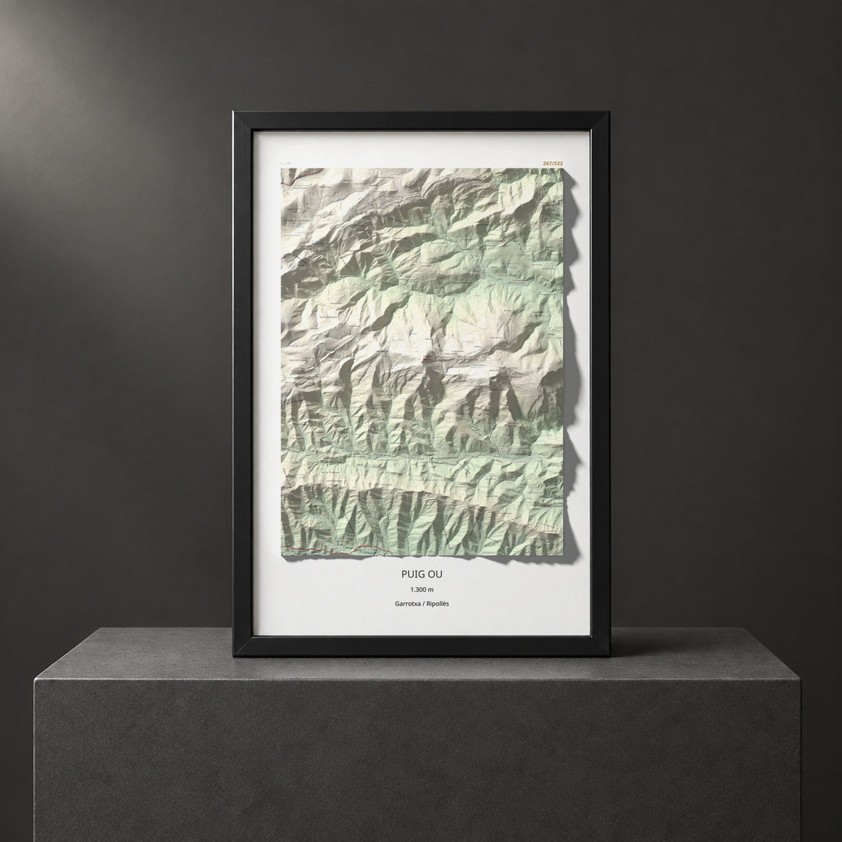 Mapa de relieve de Puig Ou, 1300 m, Garrotxa · Ripollès, lámina 100 Cims de Trobart. Presentación enmarcada. 61 × 91 cm.