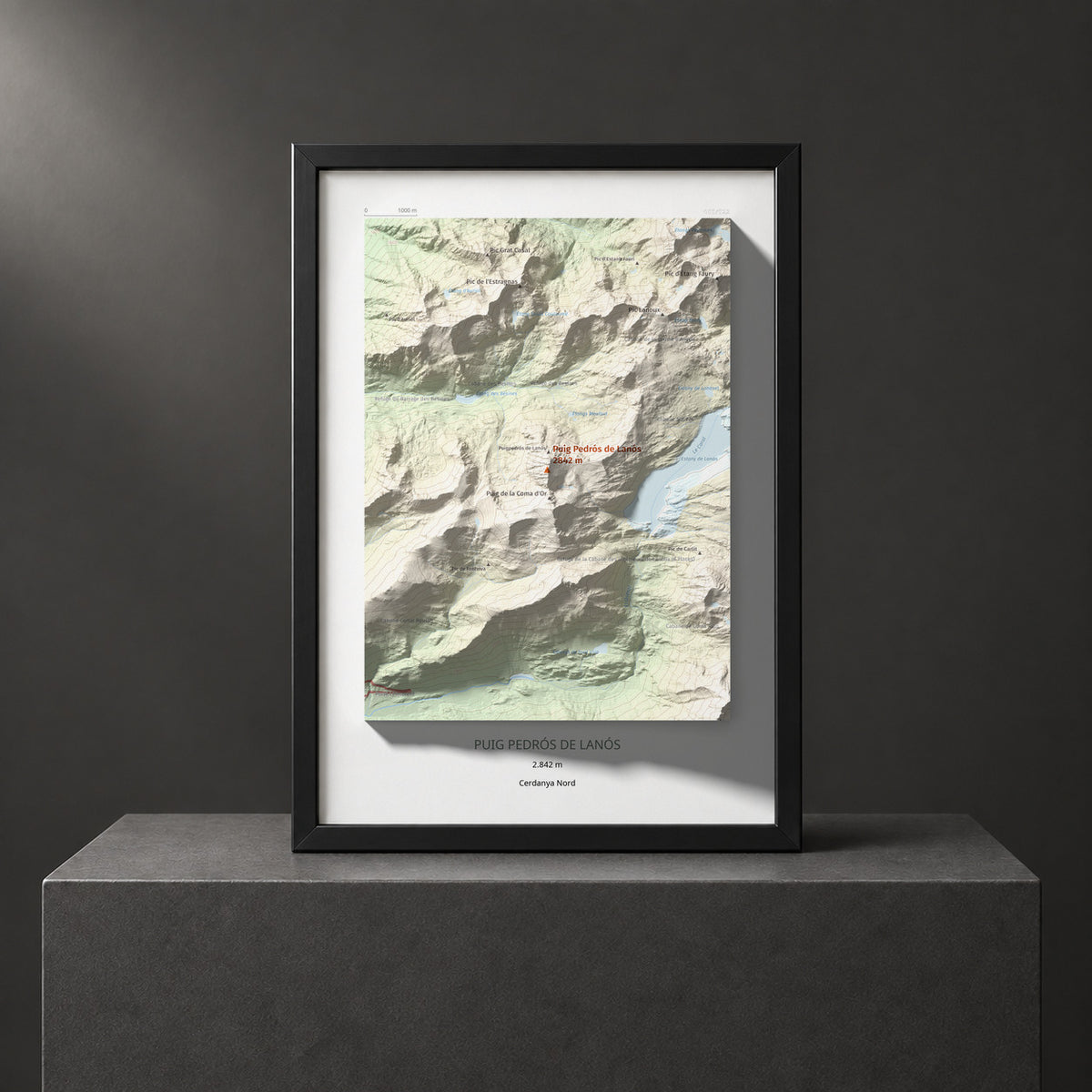Mapa de relieve de Puig Pedrós de Lanós, 2842 m, Cerdanya Nord, lámina 100 Cims de Trobart. Presentación enmarcada. 21 × 30 cm.