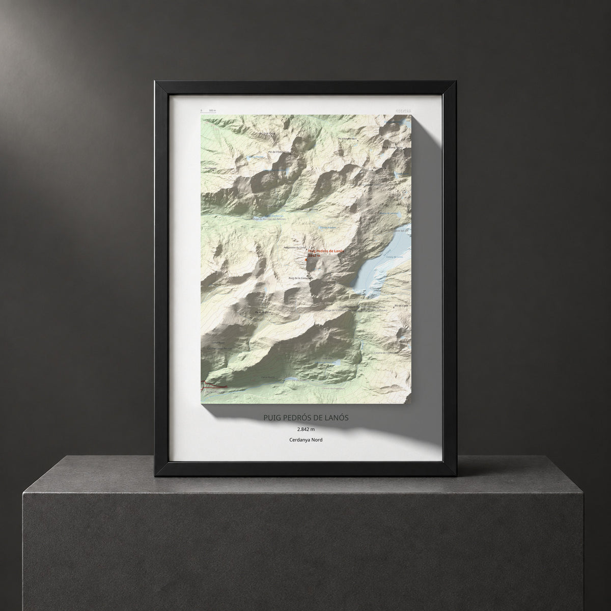 Mapa de relieve de Puig Pedrós de Lanós, 2842 m, Cerdanya Nord, lámina 100 Cims de Trobart. Presentación enmarcada. 30 × 40 cm.
