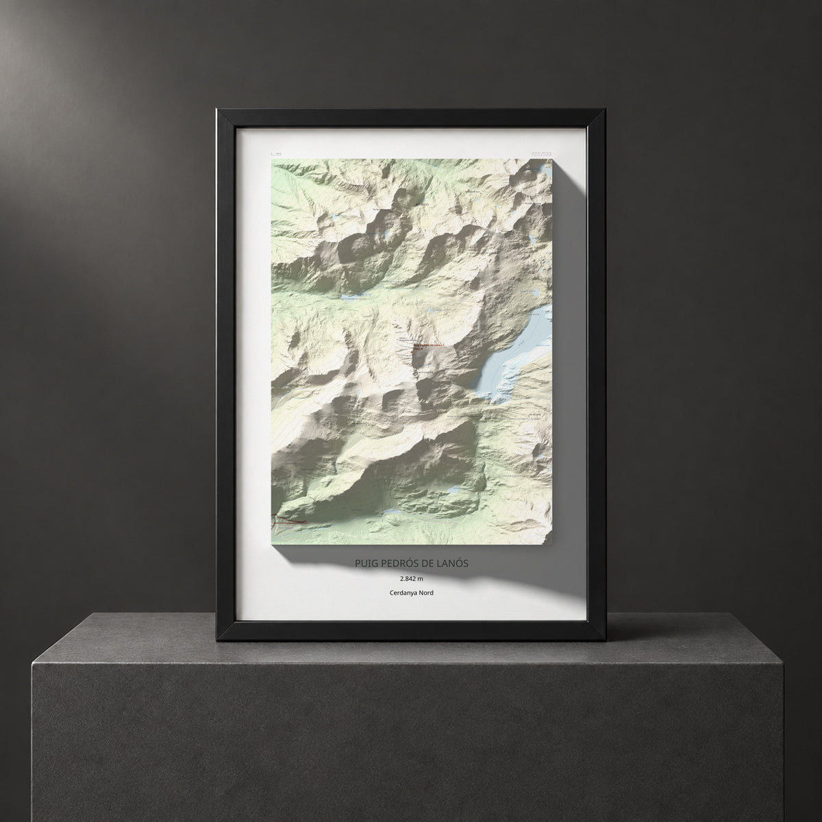 Mapa de relieve de Puig Pedrós de Lanós, 2842 m, Cerdanya Nord, lámina 100 Cims de Trobart. Presentación enmarcada. 50 × 70 cm.