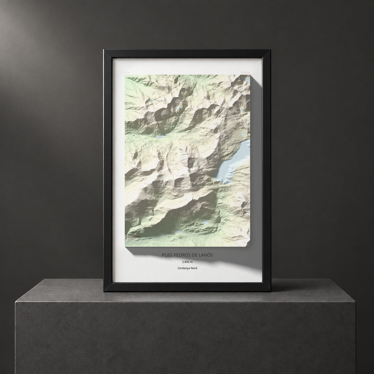 Mapa de relieve de Puig Pedrós de Lanós, 2842 m, Cerdanya Nord, lámina 100 Cims de Trobart. Presentación enmarcada. 61 × 91 cm.