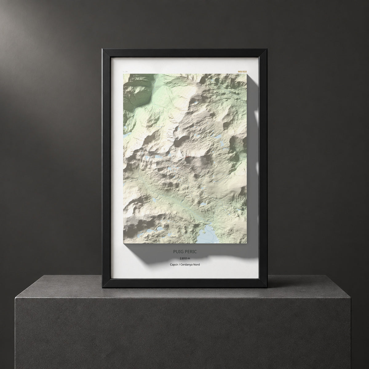 Mapa de relieve de Puig Peric, 2810 m, Capcir · Cerdanya Nord, lámina 100 Cims de Trobart. Presentación enmarcada. 61 × 91 cm.