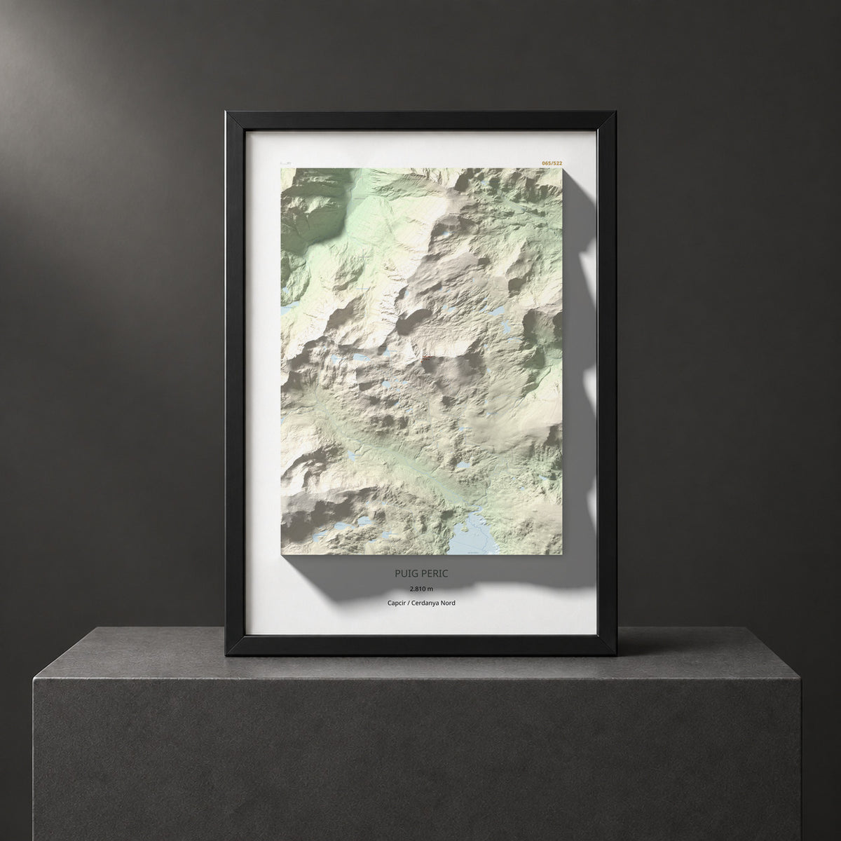 Mapa de relieve de Puig Peric, 2810 m, Capcir · Cerdanya Nord, lámina 100 Cims de Trobart. Presentación enmarcada. 70 × 100 cm.