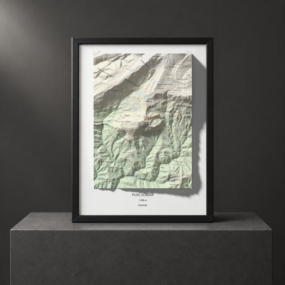 Mapa de relieve de Puig Sobirà, 1938 m, Solsonès, lámina 100 Cims de Trobart. Presentación enmarcada. 30 × 40 cm.
