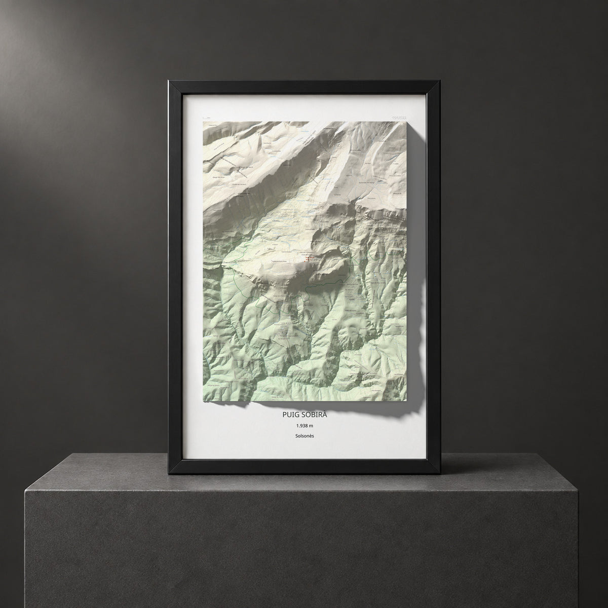 Mapa de relieve de Puig Sobirà, 1938 m, Solsonès, lámina 100 Cims de Trobart. Presentación enmarcada. 61 × 91 cm.