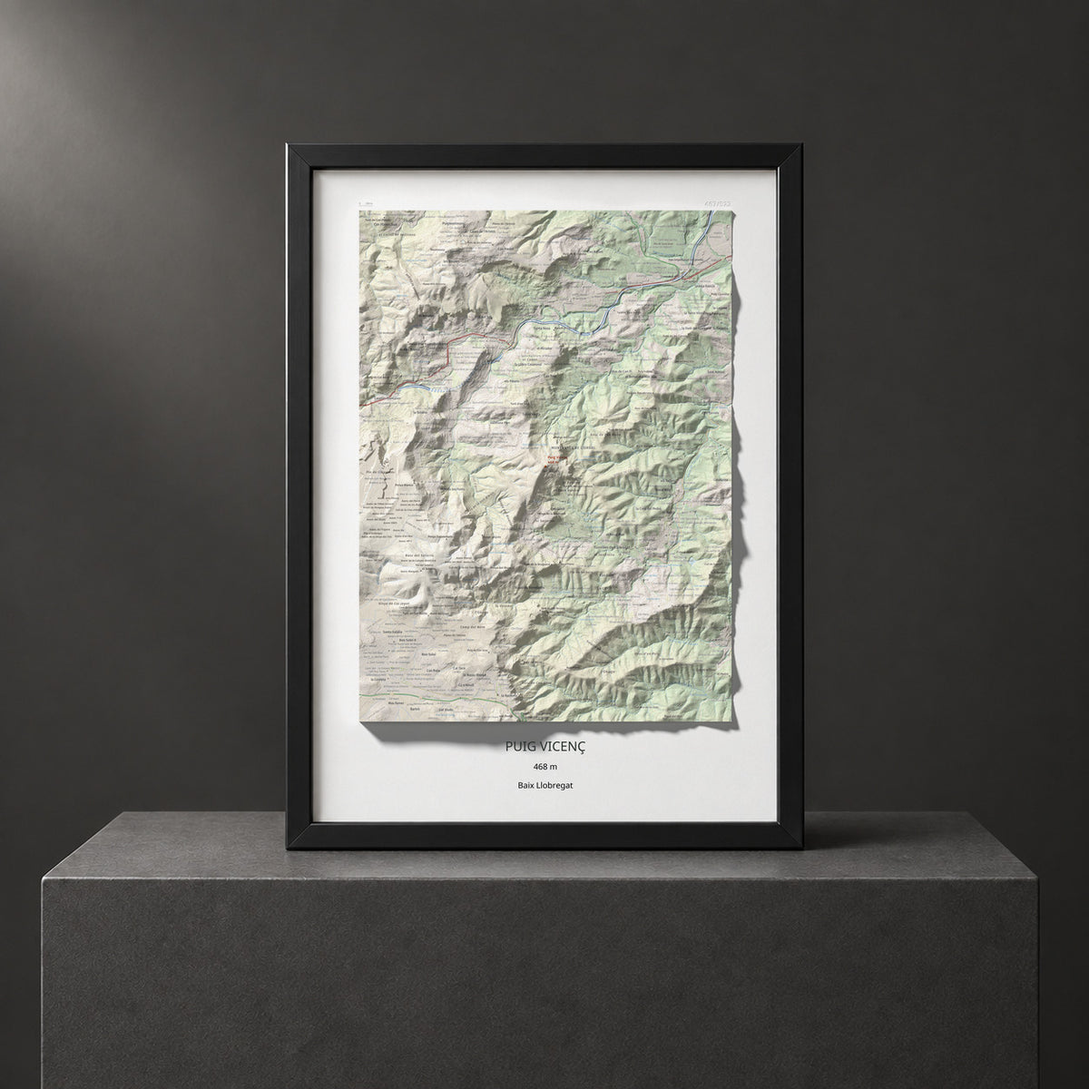 Mapa topográfico del relieve: Puig Vicenç, 468 m. Presentación enmarcada. 50 × 70 cm.