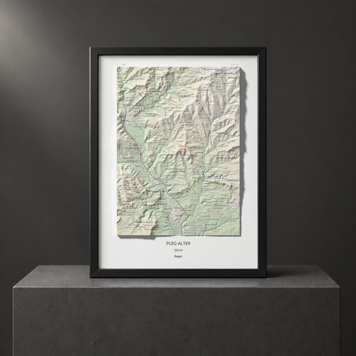 Mapa de relieve de Puig-alter, 522 m, Bages, lámina 100 Cims de Trobart. Presentación enmarcada. 30 × 40 cm.