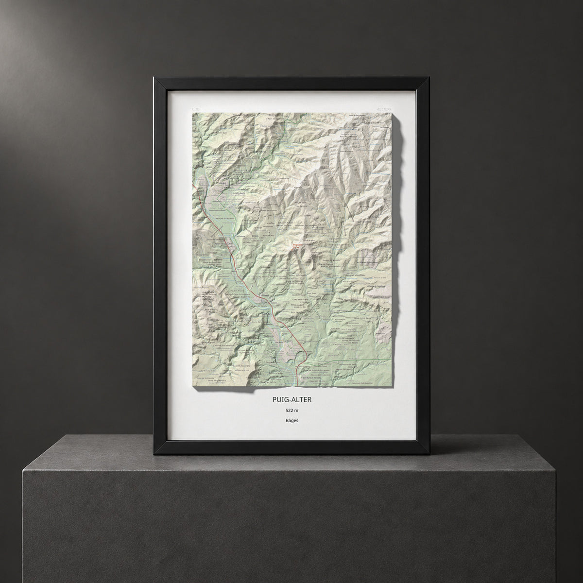 Mapa de relieve de Puig-alter, 522 m, Bages, lámina 100 Cims de Trobart. Presentación enmarcada. 50 × 70 cm.