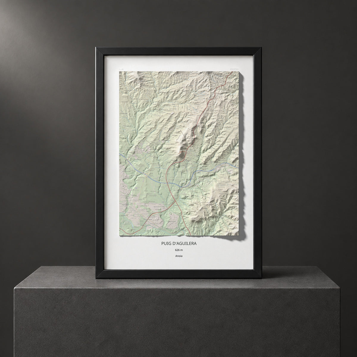 Mapa de relieve de Puig d'Aguilera, 626 m, Anoia, lámina 100 Cims de Trobart. Presentación enmarcada. 70 × 100 cm.