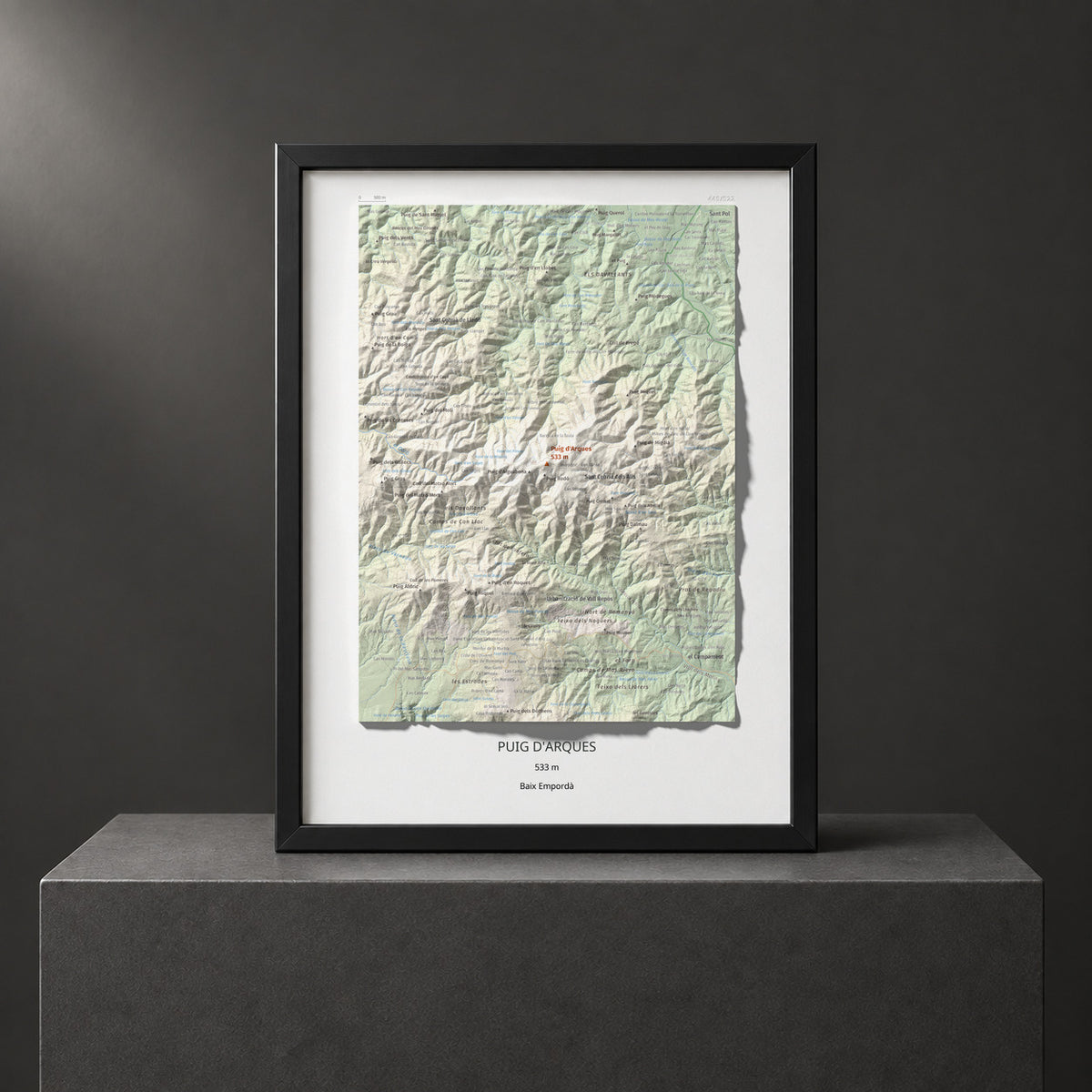 Mapa de relieve de Puig d'Arques, 533 m, Baix Empordà, lámina 100 Cims de Trobart. Presentación enmarcada. 30 × 40 cm.