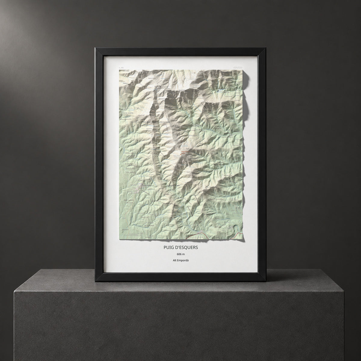 Mapa topográfico del relieve: Puig d'Esquers, 606 m. Presentación enmarcada. 50 × 70 cm.