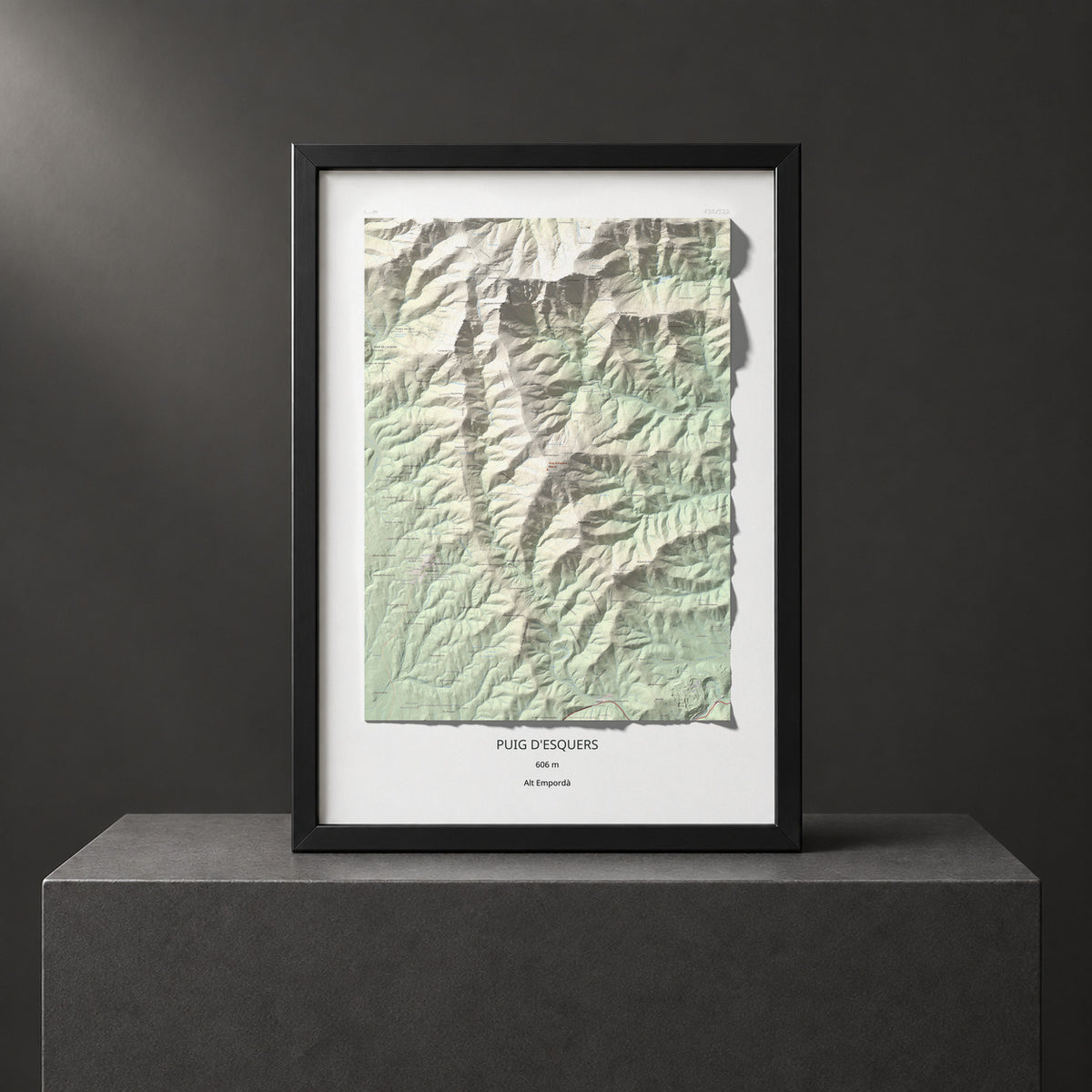 Mapa topográfico del relieve: Puig d'Esquers, 606 m. Presentación enmarcada. 70 × 100 cm.