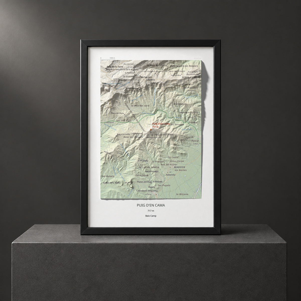 Mapa topográfico del relieve: Puig d'en Cama, 717 m. Presentación enmarcada. 21 × 30 cm.