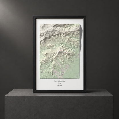 Mapa topográfico del relieve: Puig d'en Cama, 717 m. Presentación enmarcada. 61 × 91 cm.